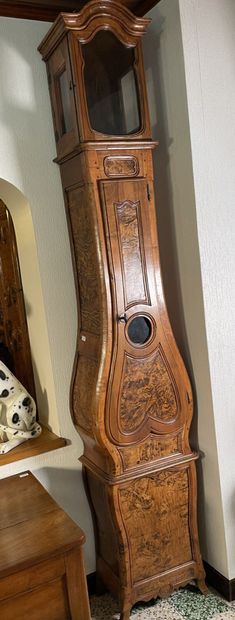 null Caisse d'horloge de forme violonnée en bois naturel et bois ronceux à décor...