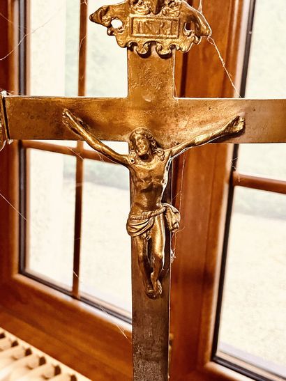 null Crucifix d'autel en bronze et laiton, le piétement tripodes en métal repoussé.
Vers...