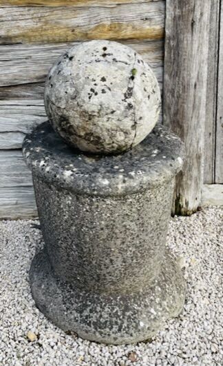 null Boule sur une base cylindrique en pierre.
Travail ancien. 
H : 30 cm, totale80...