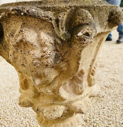 null Vase sur piédouche en pierre reconstituée sculptée de cannelures et pastilles....