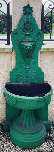 Fontaine en fonte laquée vert, à décor de...