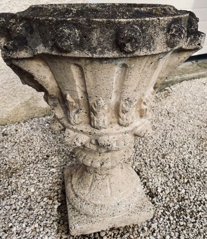 Vase sur piédouche en pierre reconstituée...