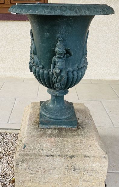 null Vase Médicis en fonte laquée vert, à décor de godrons et d'angelots. 
Vers 1900....