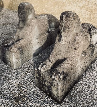 null Deux sphinx en pierre reconstituée. Moderne. 
H. 63 cm - L. 90 cm - P. 26 c...