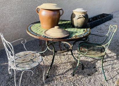 null Lot comprenant :
- une table de jardin, le plateau carrelé, le pied en fonte,...