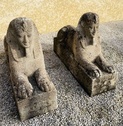 null Deux sphinx en pierre reconstituée. Moderne. 
H. 63 cm - L. 90 cm - P. 26 c...