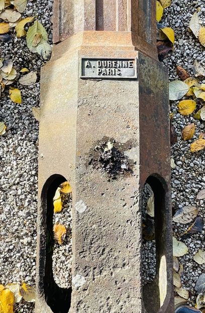 null Lampadaire en fonte marqué A. Durenne, Paris. H. 418 cm
Sans la lanterne.
On...