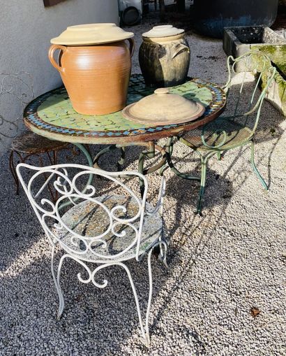 null Lot comprenant :
- une table de jardin, le plateau carrelé, le pied en fonte,...