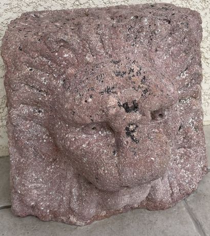 null Déversoir de fontaine en granit rose figurant un mufle de lion. 
XVIIe ou XVIIIe...