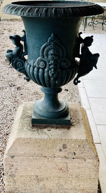 null Vase Médicis en fonte laquée vert, à décor de godrons et d'angelots. 
Vers 1900....
