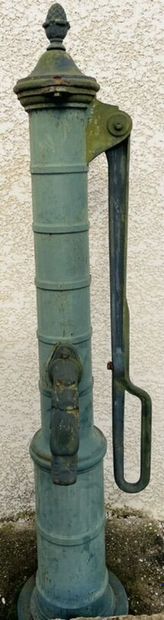 null Pompe à eau en fonte laquée vert, le bec à tête de chimère. 
Vers 1900.
H. 150...
