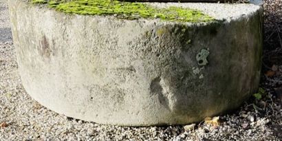 null Roue de pressoir en pierre. 
Travail ancien. 
H. 41 cm - D. 107 cm.