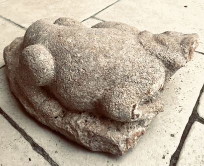 Chimère ou lézard imaginaire en pierre sculptée....