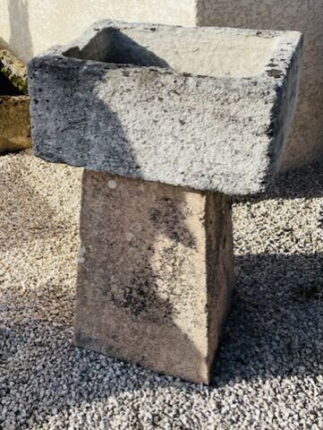 null Bac en pierre de forme rectangulaire sur une base en pierre de Pétry. 
Travail...