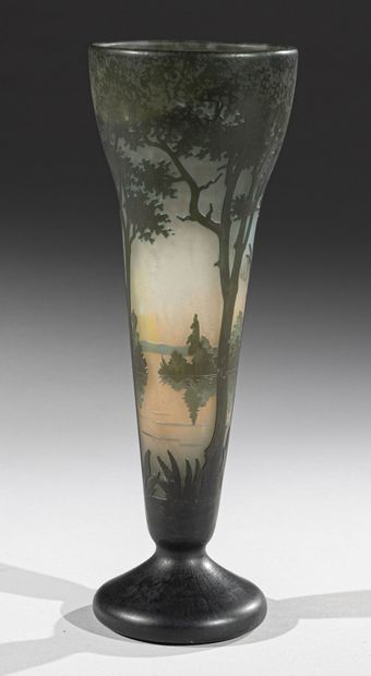 DAUM - NANCY
Horned vase on pedestal. Proof...