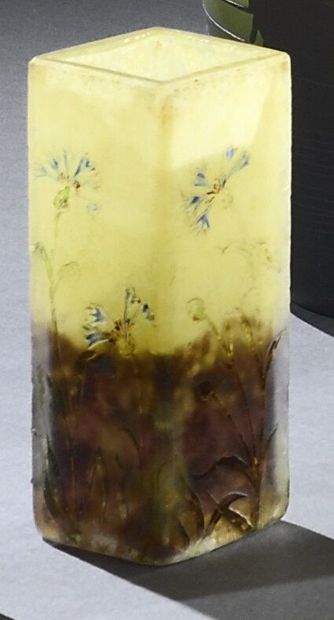 null DAUM - NANCY 
Quadrangular vase in yellow and purple glass. Decor of cornflowers...