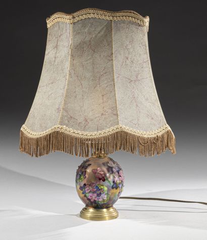 null Camille FAURE (1874 - 1956) - LIMOGES
Lampe de table en dinanderie à corps sphérique...