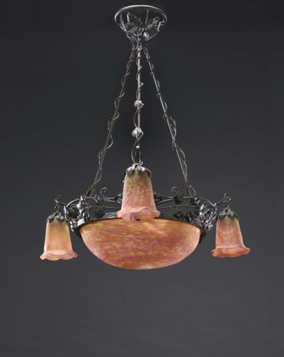 null DAUM - NANCY
Suspension with central hemispherical bowl out of red-orange-pink...