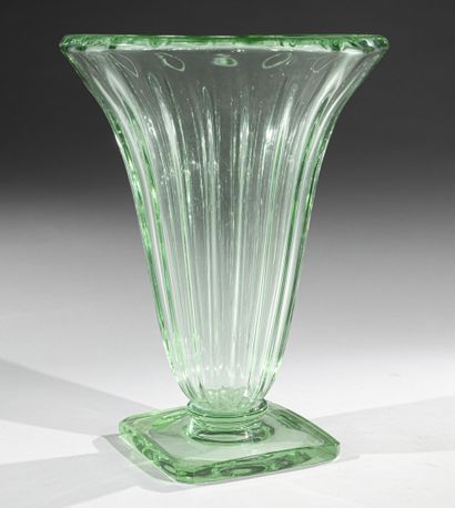 null DAUM - NANCY
Vase tulipe en cristal vert clair à corps entièrement rainuré sur...