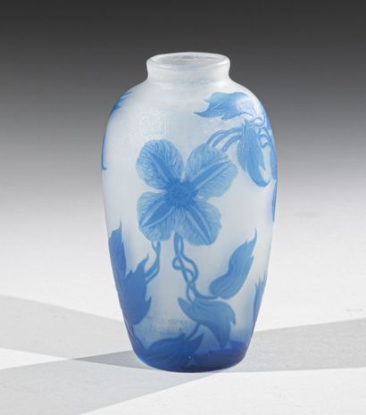 null MULLER FRERES - LUNÉVILLE
Ovoid vase out of multi-layer glass. Décor of flowers...