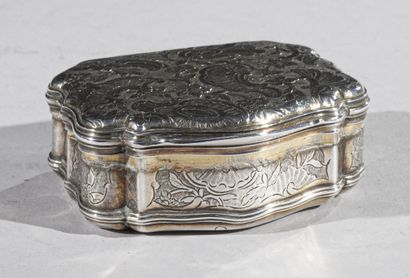 Hinged silver snuffbox, the body molded movement...