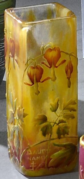 null DAUM - NANCY 
Quadrangular vase in pinkish white and orange glass. Décor of...