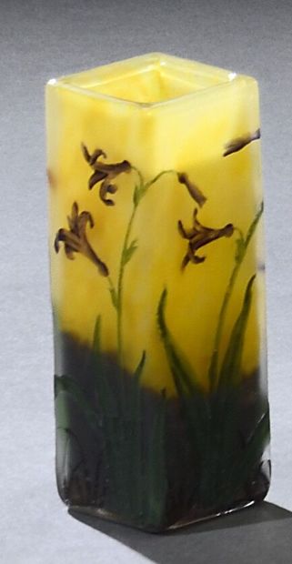 null DAUM - NANCY 
Vase quadrangulaire en verre jaune et violet. Décor de jacinthes...