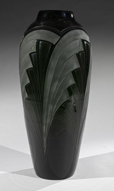 null LEGRAS
Important vase ovoïde en verre vert sapin à décor géométrique dégagé...