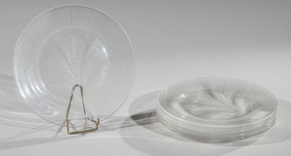 null CRYSTAL LALIQUE 
Suite of six plates lunch " Verneuil " (model created in 1944)....