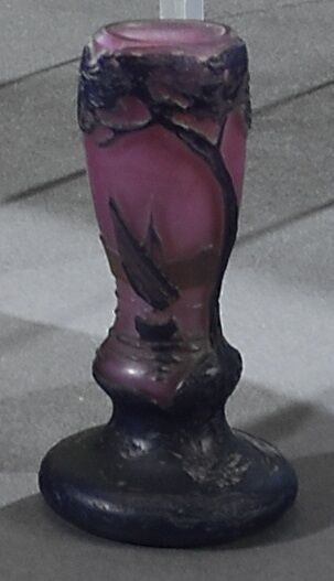 DE VEZ - PANTIN
Miniature vase horn on pedestal....