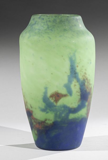 null MULLER FRERES - LUNÉVILLE
Important ovoid vase in green and blue marbled glass...
