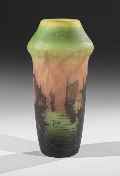 null DAUM - NANCY
Tubular vase with swollen upper part. Proof in brown-violet lined...