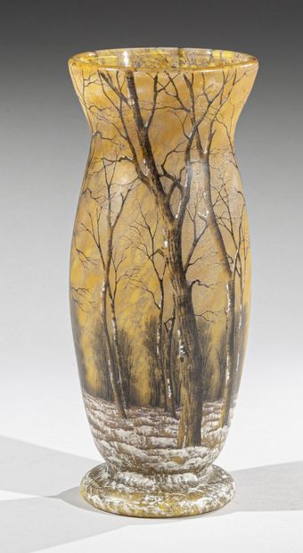 null DAUM - NANCY
Vase ovoïde à col conique sur piédouche. Épreuve en verre marmoréen...