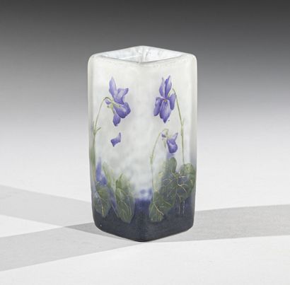 null DAUM - NANCY 
Quadrangular vase in purple and white marmorated glass with acid-etched...