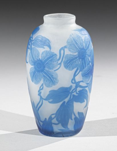 null MULLER FRERES - LUNÉVILLE
Ovoid vase out of multi-layer glass. Décor of flowers...