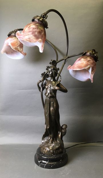 TRAVAIL FRANÇAIS 	
« Junon ». Lampe en bronze...