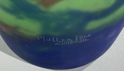 null MULLER FRERES - LUNÉVILLE
Important vase ovoïde en verre marmoréen vert et bleu...