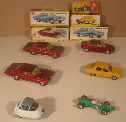 null Lot de cinq modèles DINKY TOYS (deux Pontiac parisienne, une NSU, une R12, un...
