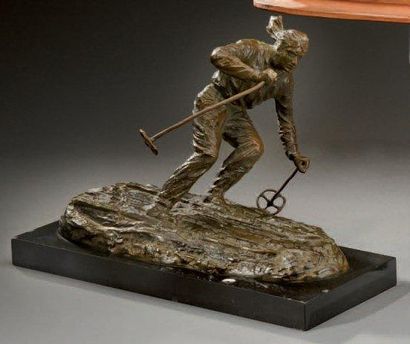 Ghanu GANTCHEFF (XXe siècle) Skieur Bronze patiné vert Signé sur la terrasse et éditeur...