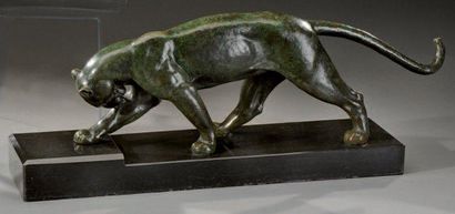 Alexandre OULINE (Actif 1918-1940) Lionne marchant Sculpture en bronze patiné, socle...