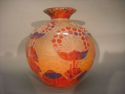 LE VERRE FRANÇAIS Vase rond à col évasé en verre multicouche orangé et bleu à décor...