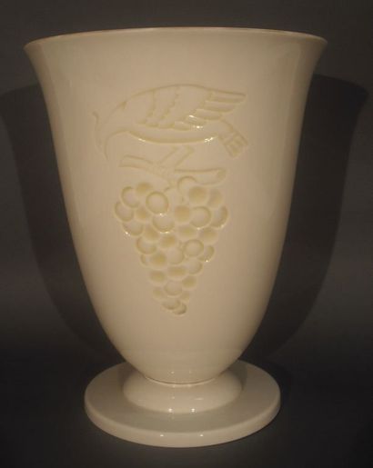 SEVRES Elégante vasque éclairante en porcelaine émaillée crème à décor d'un pigeon...