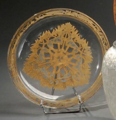 LALIQUE, XXe siècle Coupe plate en cristal gravé et patiné à décor d'une ronde de...
