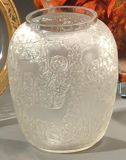 René LALIQUE Vase "Biches" en verre blanc moulé-pressé Signé en creux sous la base...