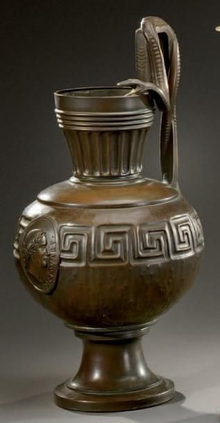 null Curieux vase en dinanderie à décor d'une frise de grecque et d'un médaillon...