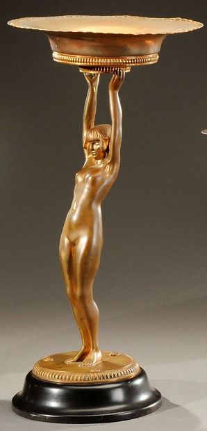 J.C CARPREAU vers 1930 Coupe en bronze en laiton à patine dorée: une jeune fille...