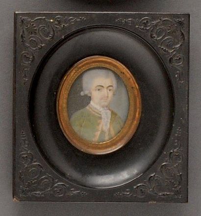 null Miniature ovale sur ivoire Portrait d'homme en habit vert XVIIIe siècle Dans...
