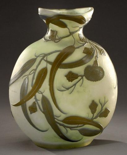 Émile GALLÉ (1846-1904) Vase gourde à panse applatie en verre doublé à décor de branches...