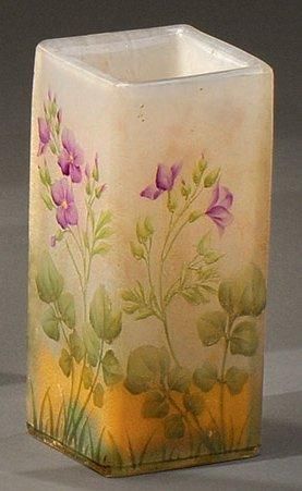 DAUM Nancy Petit vase à base carrée en verre à décor dégagé à l'acide et émaillé...