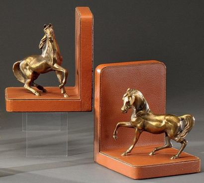 SCHILZ-Paris Paire de serre-livres en cuir grainé à décor de deux chevaux cabrés...
